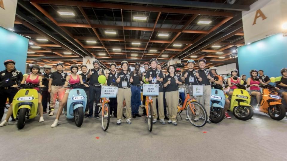 在日前落幕的WCIT 2017科技嘉年華，Gogoro也出席在結合綠色運輸交通與紡織科技的遊行隊伍中，以動感活力展現臺灣科技產業新能量