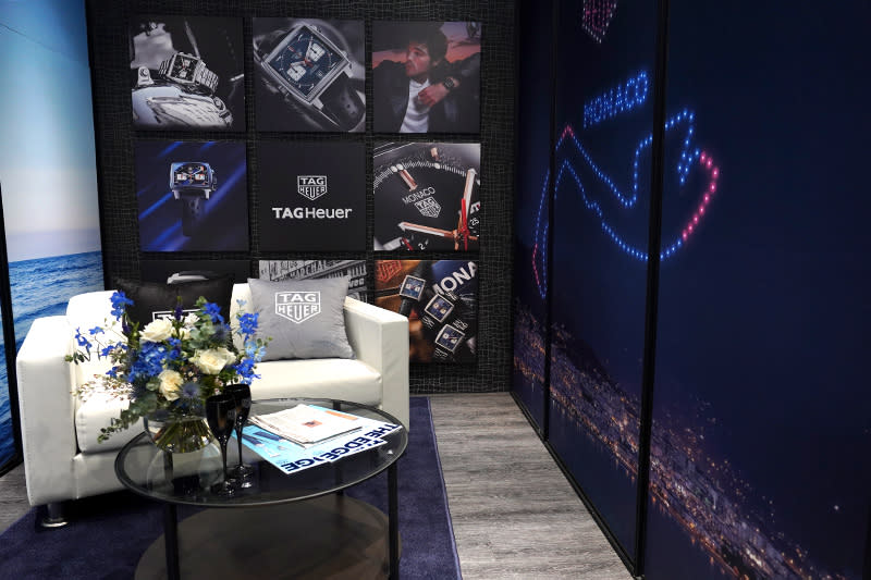 專賣店後方VIP 室九宮格狀的佈景展示了Monaco系列各式錶款，將TAG Heuer 泰格豪雅的奢華、賽車、生活風格等元素淋漓盡致地展現，提供顧客一個更加隱密的鑑賞空間。