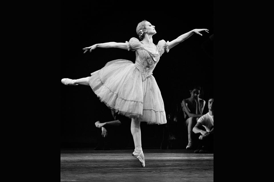 <p><b>Violette Verdy -</b> Danseuse, chorégraphe et ancienne directrice du ballet de l'Opéra de Paris et d'autres compagnies de rang mondial, Violette Verdy est morte lundi 8 février 2016 aux Etats-Unis. Elle avait 82 ans. <br>Violette Verdy, née en 1933, avait fait ses débuts au Ballet des Champs-Elysées de Roland Petit (1945-1948). Après une carrière surtout américaine - American Ballet Theatre, puis New York City Ballet o�� elle sera “principal dancer” - elle devient, en 1977, la première femme à diriger le ballet de l'Opéra de Paris jusqu'en 1980.<br>De retour aux Etats-Unis, elle prend la direction du Boston Ballet (1980-84) puis se consacre à l'enseignement au New York City Ballet et dans d'autres compagnies.</p>