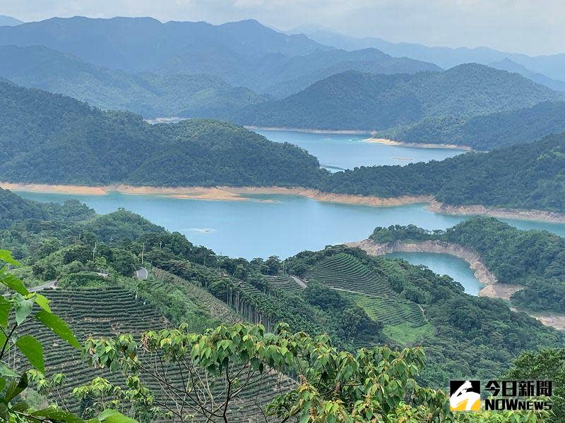 ▲受到鋒面影響，中央氣象署今日發布大雨特報，台北市清晨就下起大雷雨，到上午9點左右趨緩，也為翡翠水庫挹注水量，預估大台北地區未來3個月不缺水。(圖/記者康子仁攝)