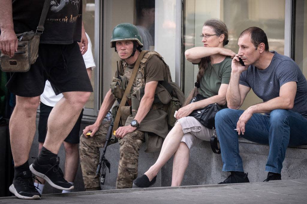 Photo d’illustration. Un soldat du groupe Wagner au milieu d’habitants de Rostov, en Russie, le 24 juin 2023. 