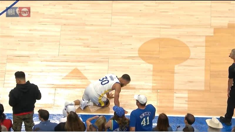 柯瑞（Stephen Curry）意外遭到服務人員絆倒。（圖／翻攝自推特）