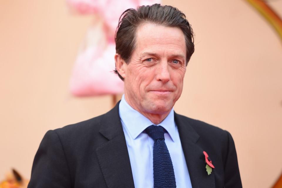 <p>90er-Jahre-RomCom-Schnuffel Hugh Grant spielte in "Notting Hill" einen verliebten Buchhändler - und war damit gar nicht mal so weit von der Realität entfernt: Der Brite besitzt einen Studienabschluss in Englischer Literatur und arbeitete vor der Leinwandkarriere als freischaffender Autor. (Bild: Stuart C. Wilson/Getty Images)</p>