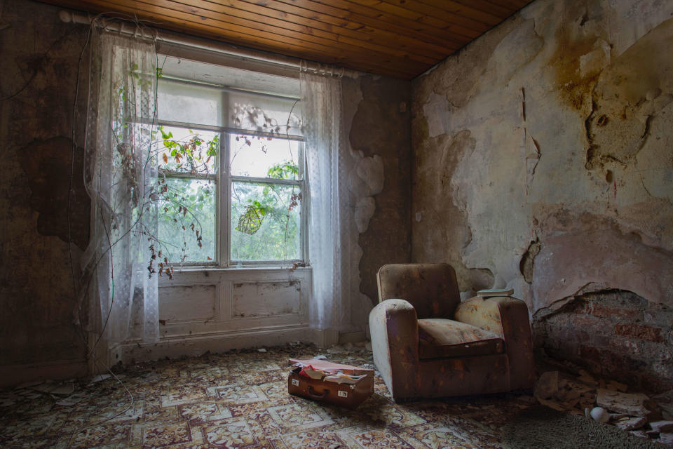 Inside an abandoned home in Northern Ireland on March 12, 2018. These haunting images capture abandoned homes across Northern Ireland. (Photo: Unseen Decay/Mercury Press/Caters News)