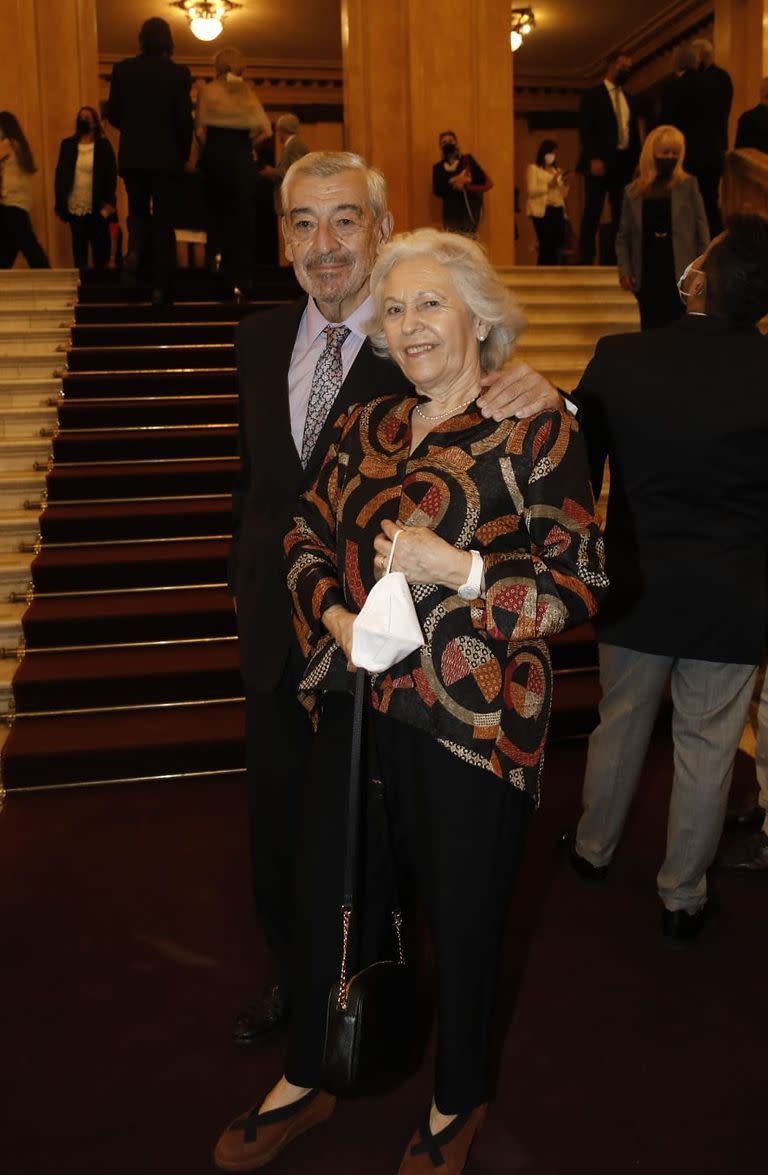 José Octavio Bordón y su esposa en el Inicio de la temporada lírica con "La Boheme".