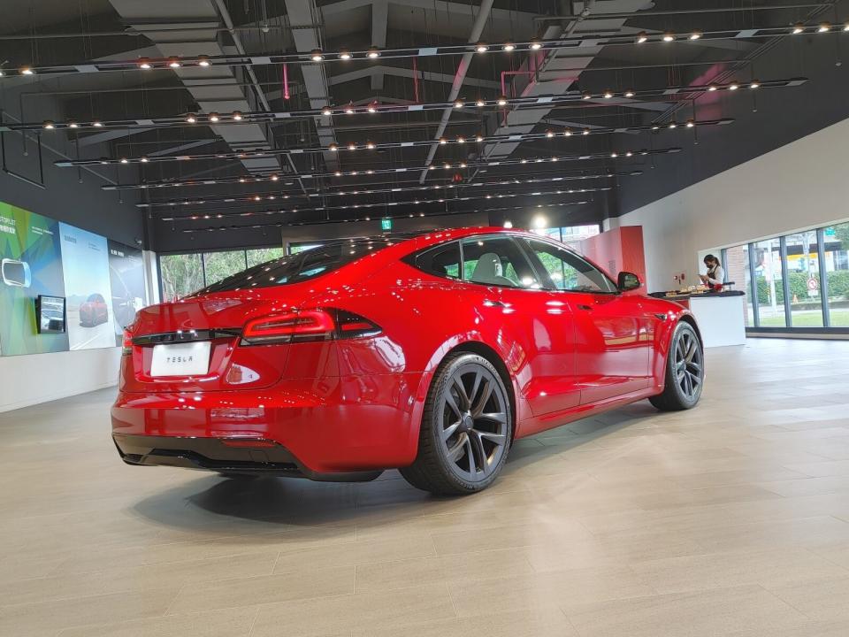 新款Model S整體造型設計更為簡潔幹練，全新Ultra Red烈焰紅車色質感表現也在水準之上。