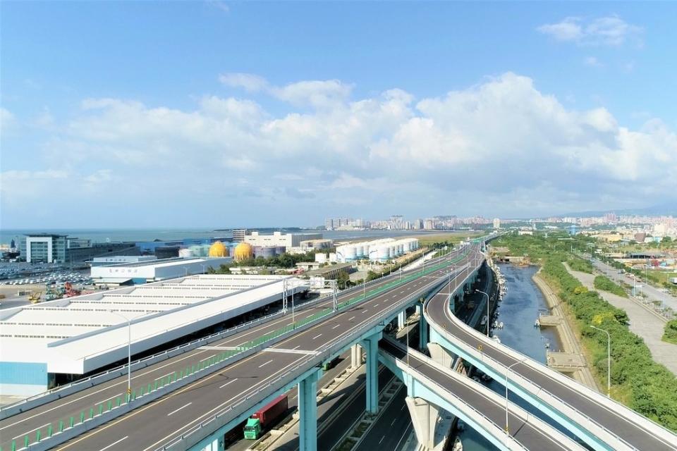 《圖說》淡江大橋第二標八里端高架橋樑完工，可銜接台64線與台61線，提升交通聯外機能。〈八里區公所提供〉