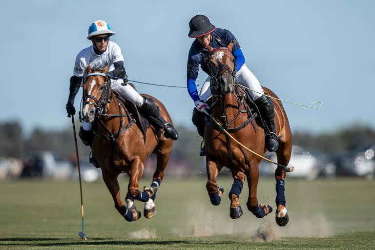 Francisco Elizalde debutó en La Dolfina: aquí avanza pese a la marca de Poroto Cambiaso