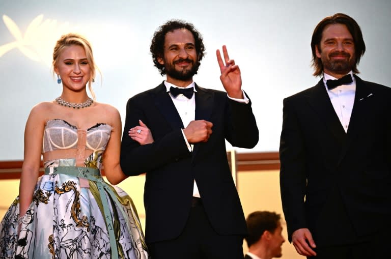 La actriz Maria Bakalova, el director Ali Abbasi (C) y el actor Sebastian Stan en la presentación de la película "The Apprentice" en el Festival de Cannes, el 20 de mayo de 2024 (LOIC VENANCE)