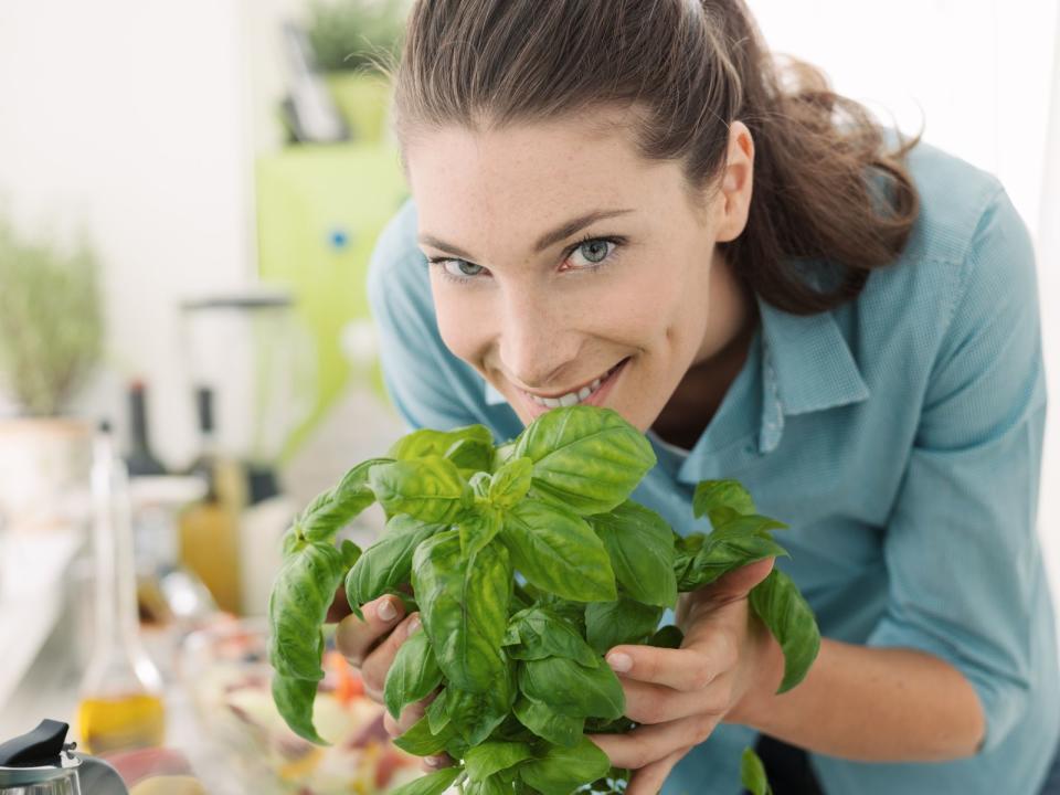 Auch auf frische Produkte müssen Sie während einer Quarantäne nicht verzichten: Die meisten Küchenkräuter können Sie bereits vor einer Quarantäne selbst zu Hause züchten. Und für Obst und Gemüse können Sie ein Gemüsekisten-Abo beim Bauernhof in Ihrer Nähe abschließen. (Bild: iStock/demaerre)