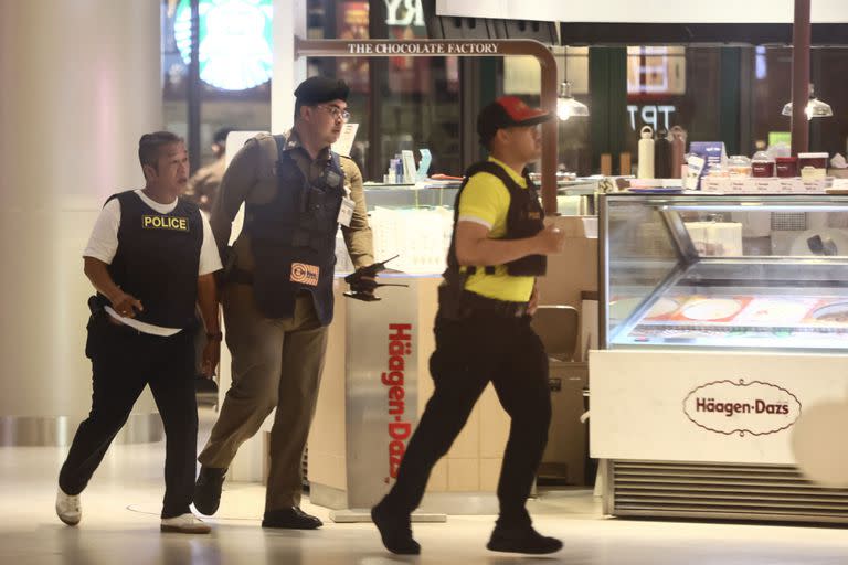 Oficiales de policía tailandesa aseguran el centro comercial Siam Paragon en Bangkok el 3 de octubre de 2023, después de un tiroteo.