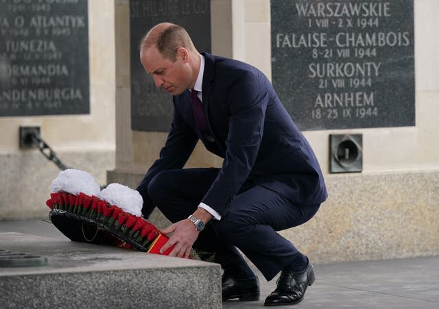 Książę Walii składa wieniec na Grobie Nieznanego Żołnierza, pomniku poświęconym polskim żołnierzom, którzy stracili życie w konflikcie, podczas swojej wizyty w Warszawie 