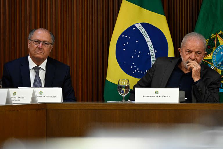 El presidente de Brasil, Luiz Inácio Lula da Silva (derecha), habla con su vicepresidente, Geraldo Alckmin, durante una reunión con los gobernadores en el Palacio de Planalto en Brasilia