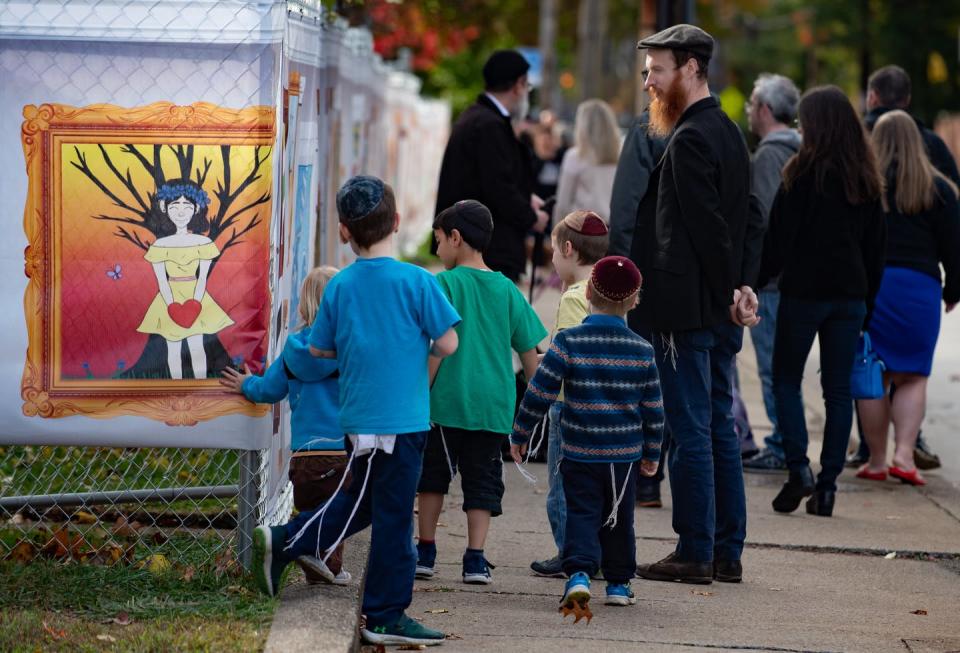 Visitors mark one-year anniversary of mass shooting at a Pittsburgh synagogue.