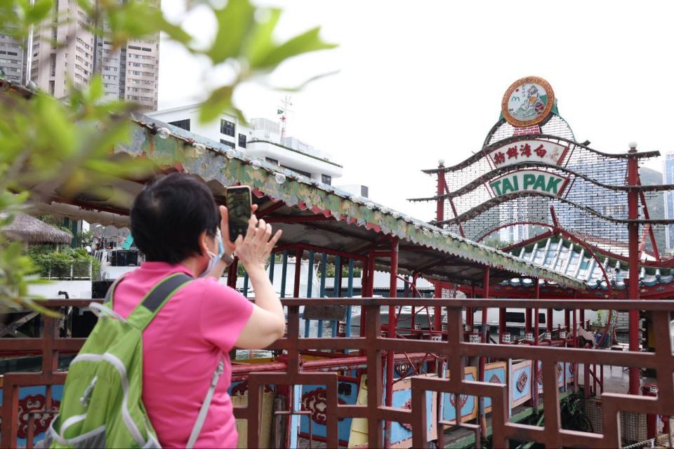 據了解珍寶海鮮舫最快周二被拖走 市民不捨拍照留念