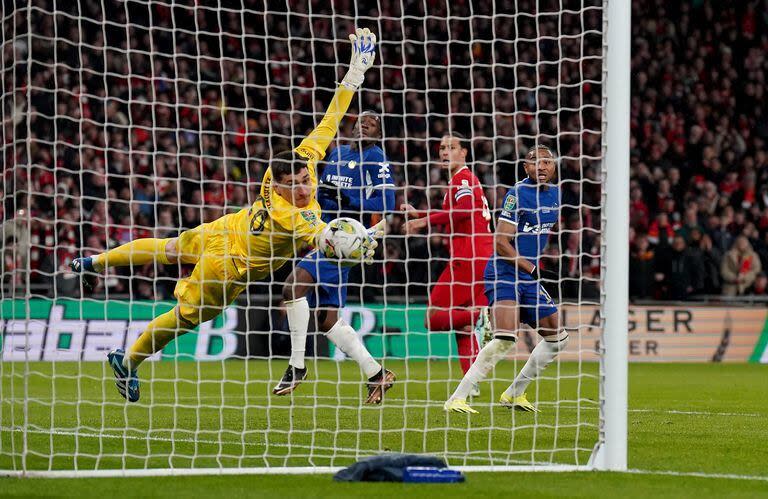 Virgil van Dijk ya cabeceó y la pelota está a punto de pasar la línea del arco: el gol del título para Liverpool ante Chelsea, en Wembley