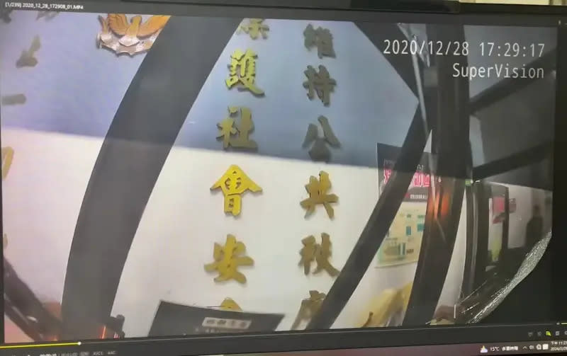 <p>▲29日晚間10時許，一台貨車撞進基隆八堵派出所，釀24歲男員警傷重不治，衝撞恐怖瞬間曝光。（圖／翻攝畫面）</p>