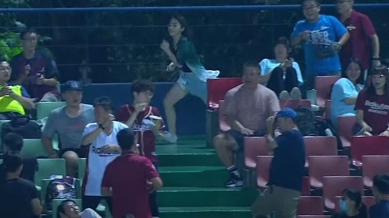 結果網友只注意到後方女子衝刺搶球。（圖／CPBL 中華職棒）