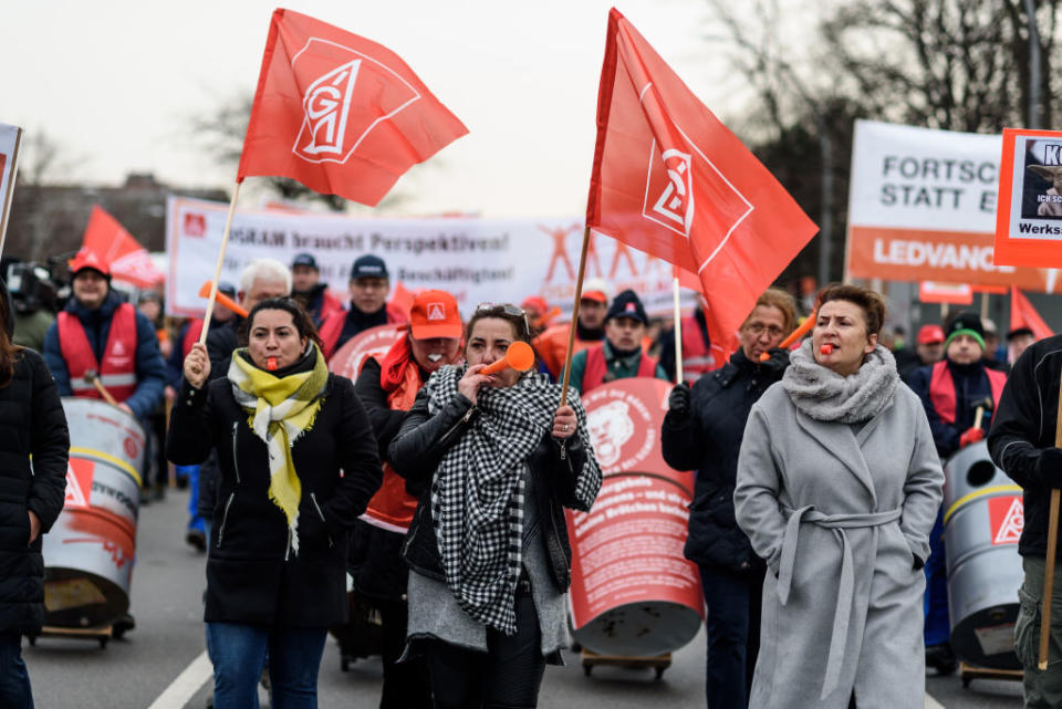 Um mittelfristig 270 Millionen einzusparen, baut Siemens zunächst 2900 Stellen in Deutschland ab. Hier protestieren Mitarbeiter gegen die Sparmaßnahmen. (Bild: Getty Images)