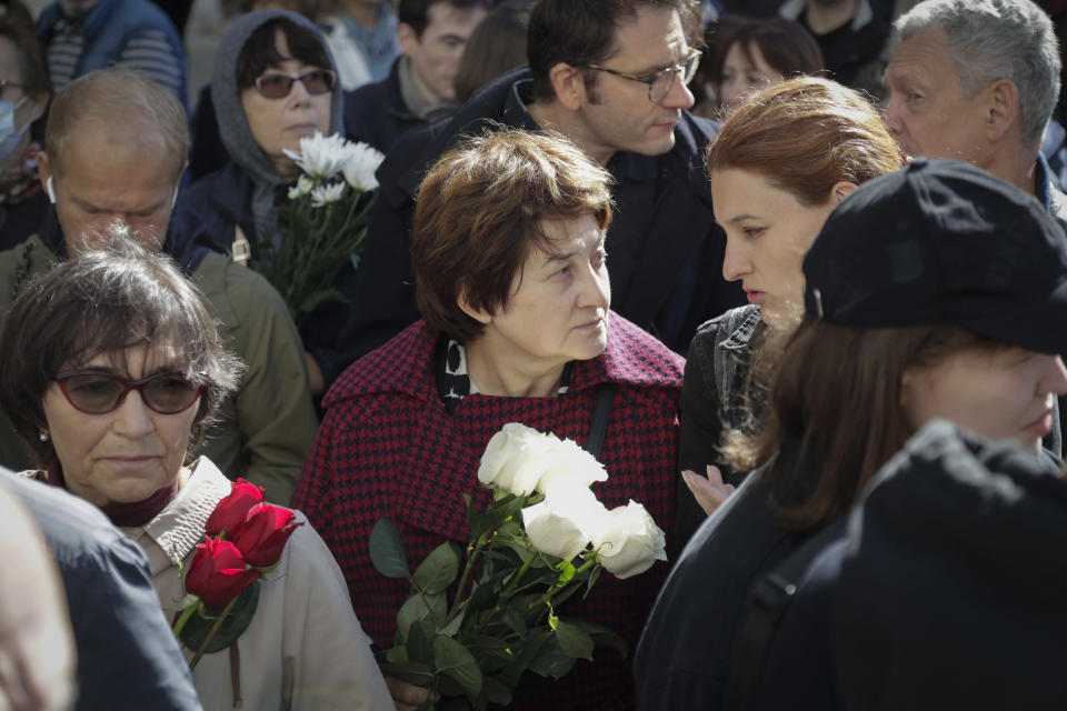 Varias personas, algunas de ellas con flores, hacen fila para presentar sus respetos ante el féretro del exlíder soviético Mijaíl Gorbachov, instalado en la Sala de las Columnas de la Casa de los Sindicatos, en Moscú, Rusia, el 3 de septiembre de 2022. (AP Foto)