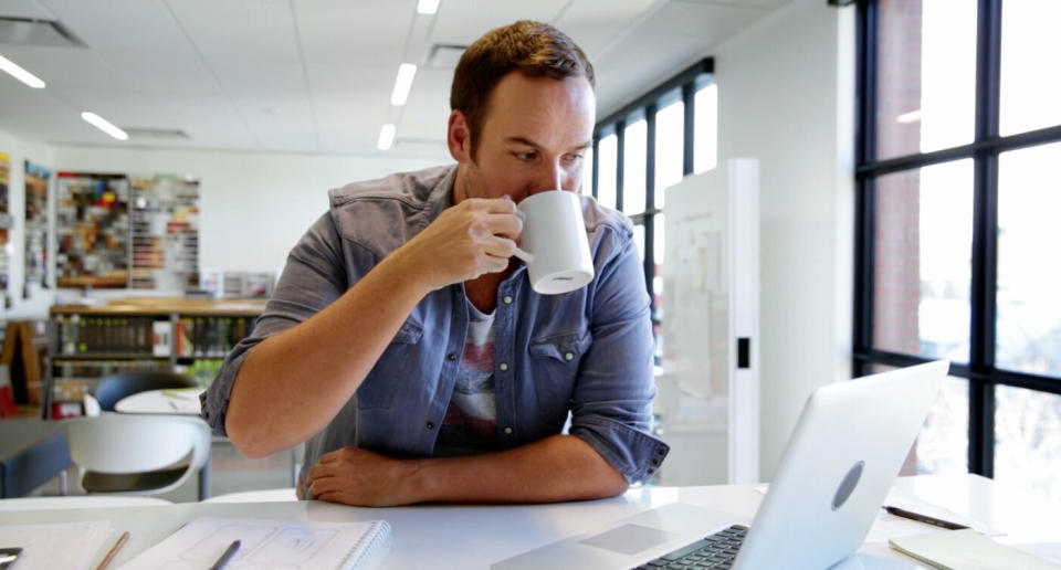 El café estimula nuestro sistema nervioso y activa nuestro cerebro. (Crédito: Getty)