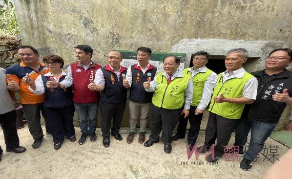 （觀傳媒離島新聞）【記者郭偉民／澎湖報導】活化澎湖縣的軍事遺址並提升在地觀光旅遊，縣府於5日下午舉辦「東衛坑道藝廊」揭牌典禮。縣長陳光復表示，任內積極充實澎湖旅遊內涵，此次縣府團隊透過軍事與文藝的結合，為澎湖旅遊文化帶來新亮點，歡迎鄉親、遊客一起共襄盛舉。