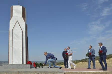 (L-R) Russian President Vladimir Putin, former Italian prime minister Silvio Berlusconi, Russian Presidential Plenipotentiary Envoy to Crimea Oleg Belaventsev, Crimean Prime Minister Sergei Aksyonov and Governor of Sevastopol Sergei Menyailo lay flowers at a monument to soldiers of the Kingdom of Sardinia, killed during the Crimean War, near Mount Gasfort in Crimea, September 11, 2015. REUTERS/Alexei Druzhinin/RIA Novosti/Kremlin