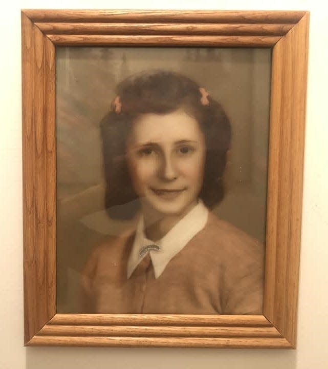 Centenarian Eva Daywalt Mowen's school portrait at age 16.