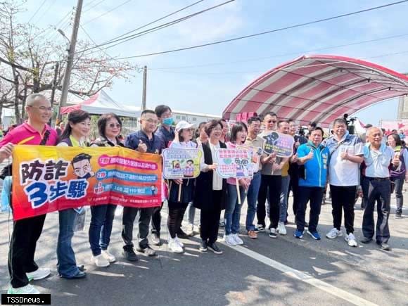 王縣長感謝二林警分局派員在活動中宣導識詐更能深植民眾，防範詐騙更是縣府重視之工作。（記者方一成攝）