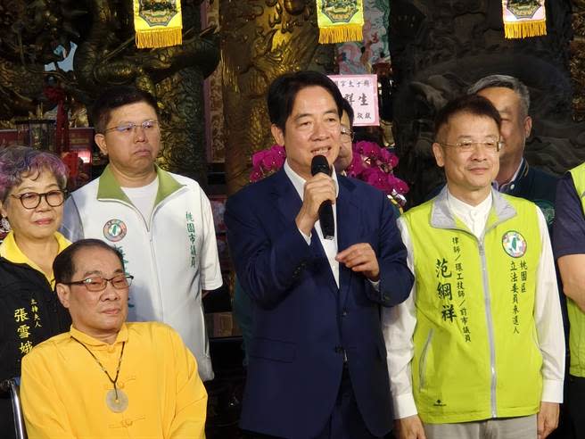 副總統、民進黨總統參選人賴清德（中）12日到桃園護國宮參香。（賴佑維攝）