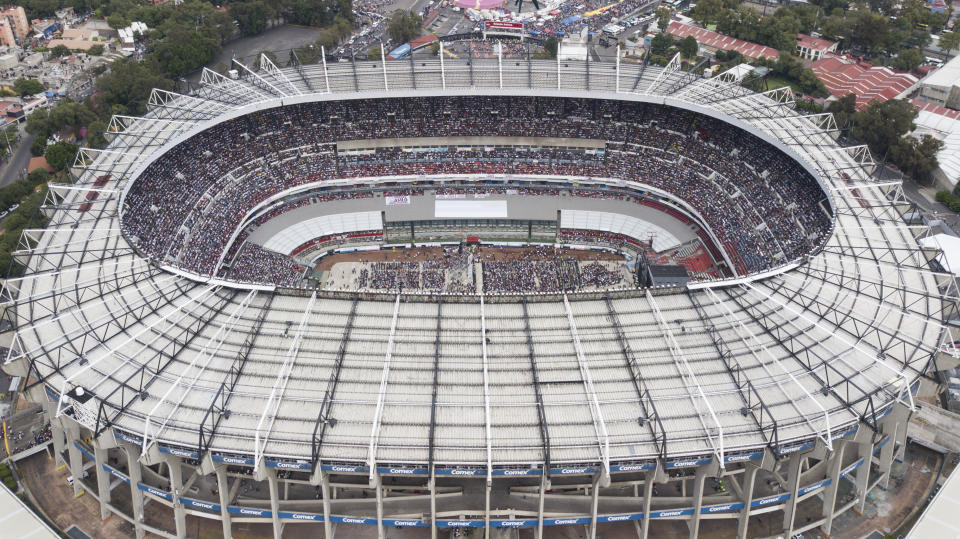 ARCHIVO - En esta foto del 27 de junio de 2018, partidarios del candidato presidencial Andrés Manuel López Obrador llenan el estadio Azteca para un acto de campaña en Ciudad de México. (AP Foto/Christian Palma)