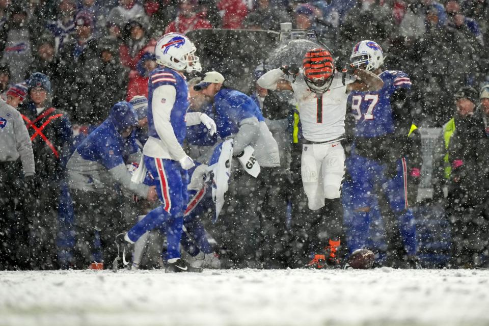 Cincinnati Bengals wide receiver Ja'Marr Chase (1) flexes after a first-down catch in the fourth quarter during Sunday's playoff game agains the Buffalo Bills.