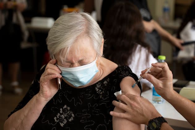 Qui sont les personnes qui pourront se faire vacciner sans rendez-vous (photo d'illustration prise lors d'une vaccination de rappel contre le Covid en Israël, le 4 août 2021) (Photo: via Associated Press)