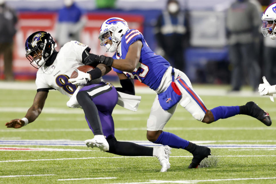 Lamar Jackson, quarterback de los Baltimore Ravens, abandonó el duelo de playoffs ante los Buffalo Bills en 2021, tras sufrir una conmoción. (Photo by Bryan M. Bennett/Getty Images)