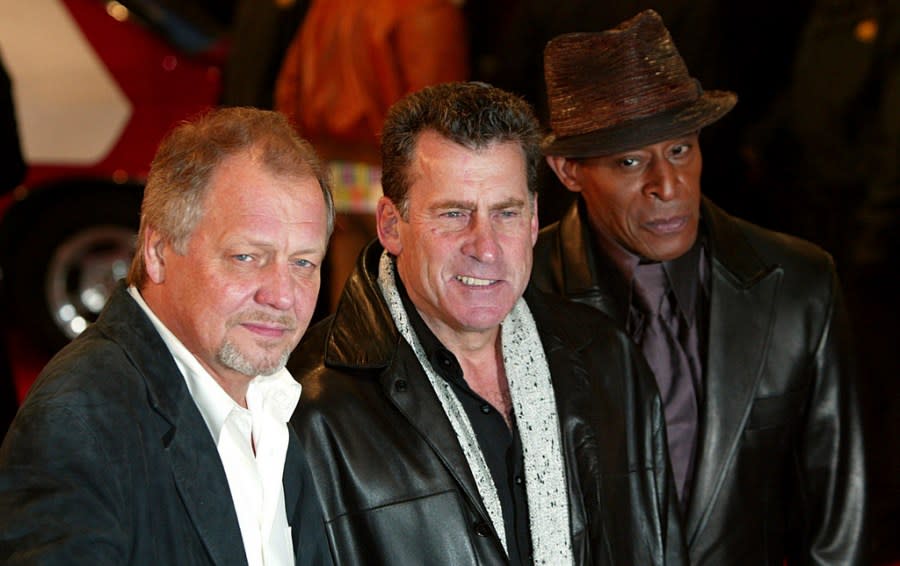 FILE – David Soul, left, Paul Michael Glaser, and Antonio Fargas, right, stars of the original 1970’s “Starsky and Hutch” television series, arrive at the British premiere of the new movie of the same name based on the TV series, in London, Thursday March 11, 2004. Soul, who hit fame as blond half of crime-fighting duo “Starsky and Hutch” in a popular 1970s television series, has died. He was 80. Wife Helen Snell, said Friday, Jan. 5, 2024 that Soul died the day before “after a valiant battle for life in the loving company of family.”(AP Photo/John D McHugh, File)