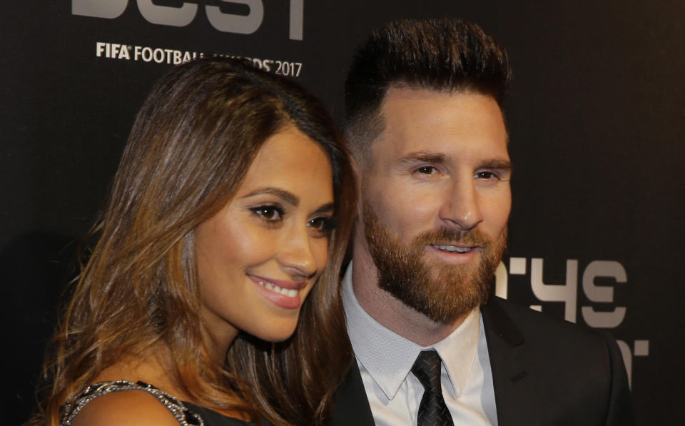 El futbolista Lionel Messi y su esposa, Antonela Roccuzzo, posan durante la entrega de los premios The Best FIFA 2017 en el Palladium Theatre de Londres, el lunes 23 de octubre de 2017. (Foto AP/Alastair Grant)