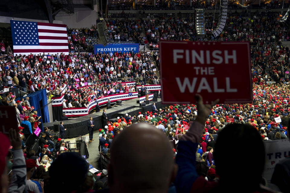 Seguidores escuchan al presidente Donald Trump hablar en un mitin de campaña en Fort Wayne, Indiana, el 5 de noviembre de 2018. (Doug Mills/The New York Times).