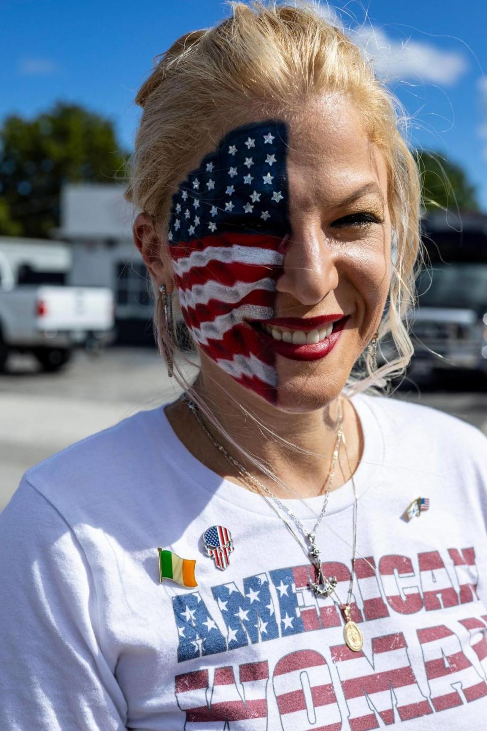 Clemeen Connolly muestra su creación de pintura facial de dos horas de una bandera estadounidense ondeando. La noche del debate del RNC en Miami, el ex presidente Donald Trump celebró un mitin en Hialeah, el 8 de noviembre de 2023. Jose A. Iglesias/jiglesias@elnuevoherald.com