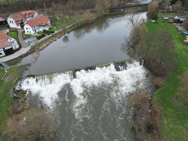 The waters of the Weisse Elster river have risen sharply. The flood situation is not expected to ease until the next few days. (Photo taken with a drone) Bodo Schackow/dpa