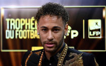 <p>Einen Monat vor der Weltmeisterschaft in Russland ließ Neymar sein Haupthaar noch wilder sprießen und definierte es lediglich mit etwas Haarcreme. (Bild: Getty Images) </p>