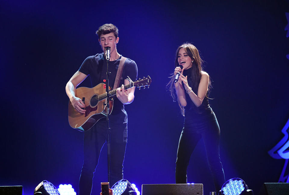 2015年12月4日，Shawn Mendes 和 Camila Cabello 參加 102.7 KIIS FM's Jingle Ball 活動。Camila 身穿 CBstyles 套裝。