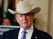 Was für ein Cowboy! Bei einer Feierlichkeit zur "Mad in America"-Initiative im Weißen Haus überraschte Trump mit einem echten Stetson-Hut. (Bild-Copyright: AP Images)