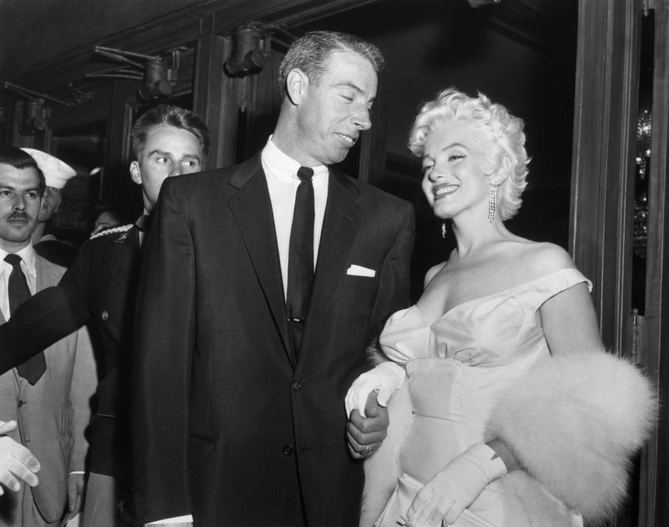 joe dimaggio looking at marilyn monroe