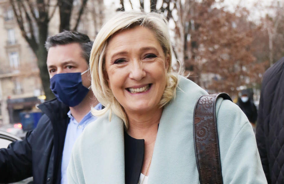 Marine Le Pen est une ancienne fêtarde. Un témoin a rapporté au Point en 2015 qu'elle "aimait les blagues vulgaires et boire un petit verre ».