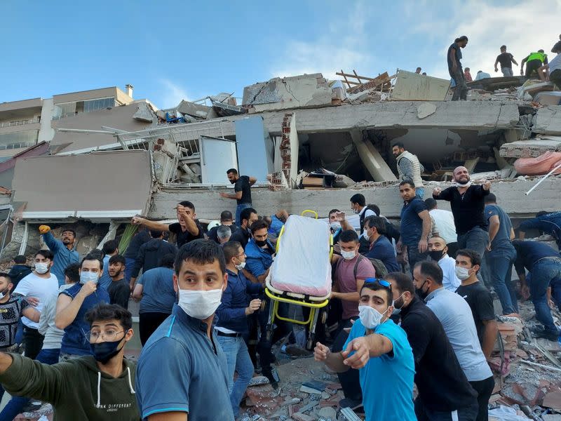 Residentes y funcionarios buscan supervivientes en la provincia turca de Izmir tras un terremoto