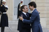 <p>Der französische Staatspräsident Emmanuel Macron (l.) empfängt den kanadischen Premierminister Justin Trudeau bei dessen zweitägigen Frankreich-Besuch im Élysée-Palast in Paris. (Bild: AP Photo/Michael Euler) </p>