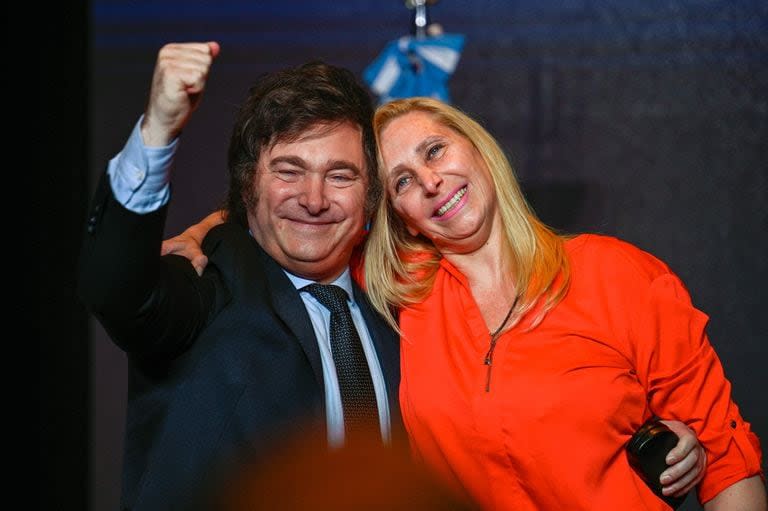 El candidato presidencial argentino por la alianza La Libertad Avanza, Javier Milei, celebra con su hermana Karina Milei después de ganar la segunda vuelta de las elecciones presidenciales en la sede de su partido en Buenos Aires el 19 de noviembre de 2023.