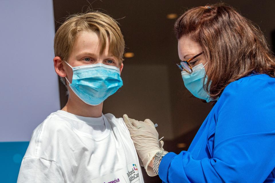 An adolescent gets vaccinated in Hartford, Connecticut.  (Photo: JOSEPH PREZIOSO via Getty Images)