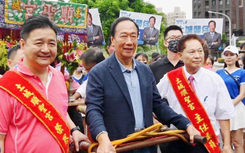 新北市立委參選人林金結（左）27日與郭台銘（中）同台出席活動，現場還發放印有2人肖像的扇子，遭新北市黨部認定違反黨規。（翻攝自郭台銘臉書）