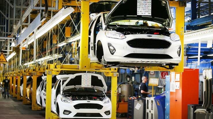 Fiesta-Produktion im Kölner Ford-Werk: Wo jetzt noch der Kleinwagen montiert wird, laufen in wenigen Jahren nur noch E-Autos vom Band. Foto: dpa